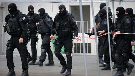 Des policiers de la brigade de recherche et d'intervention (BRI) le 9 mars 2009 &agrave; Paris. (LIONEL BONAVENTURE / AFP)