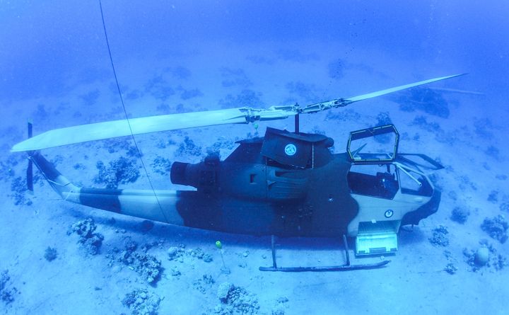 Un&nbsp;hélicoptère des forces armées jordaniennes coulée au site de plongée dans la mer Rouge. (AFP / AQABA SPECIAL ECONOMIC ZONE AUTHORITY)