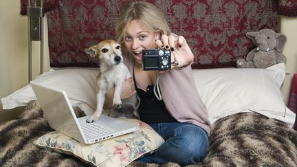 Selon cette &eacute;tude,&nbsp;42% des Fran&ccedil;ais ont d&eacute;j&agrave; mis une photo de leur animal en fond d'&eacute;cran sur leur ordinateur. (CLARISSA LEAHY / GETTY IMAGES)