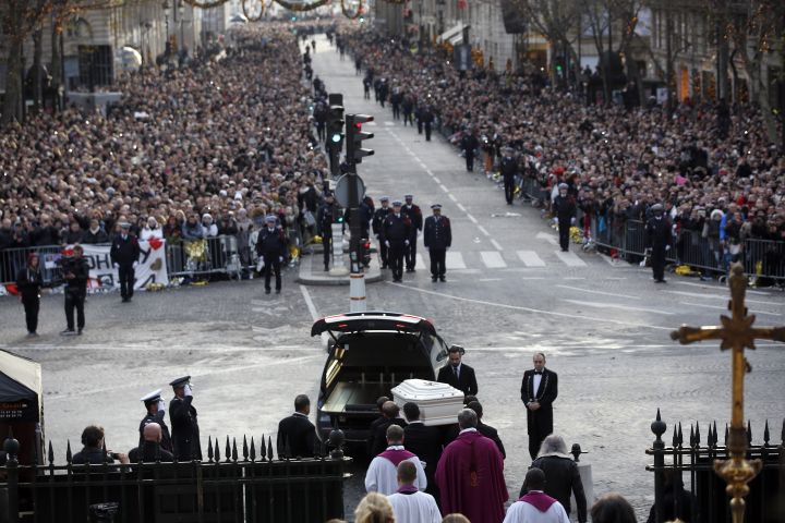 Après les funérailles, le cercueil de Johnny Hallyday quitte l'église de la Madeleine à Paris, le 9 décembre 2017.&nbsp; (THIBAULT CAMUS / POOL / AFP)