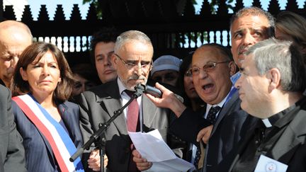 &nbsp; (Dalil Boubakeur a pris la parole vendredi face à des centaines de personnes rassemblées devant la Grande mosquée de Paris en hommage à l'otage assassiné Hervé Gourdel © Radio France / Nathanaël Charbonnier)