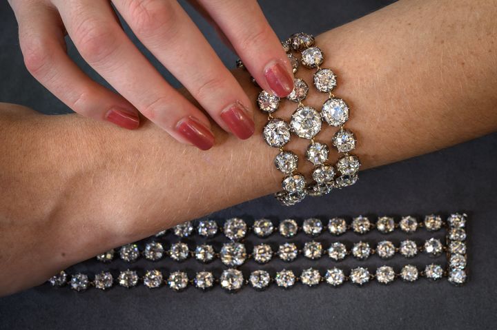 Cette photo prise le 6 septembre 2021 montre les deux bracelets de diamants de la reine Marie-Antoinette qui seront mis aux enchères pour la première fois le 9 novembre 2021 chez Christie's à Genève (Suisse). (FABRICE COFFRINI / AFP)