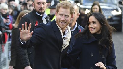 Le prince Harry et sa fiancée, Meghan Markle, le 1er décembre 2017 à Nottingham (Royaume-Uni). (OLI SCARFF / AFP)