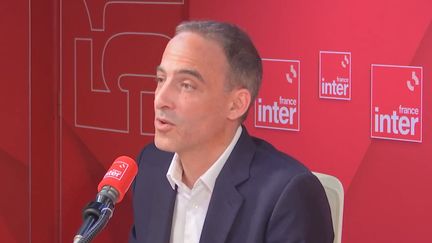 Raphaël Glucksmann, tête de liste du Parti socialiste et de Place publique aux élections européennes, lors d'un débat sur France Inter face au RN Jordan Bardella. (FRANCEINTER / RADIOFRANCE)