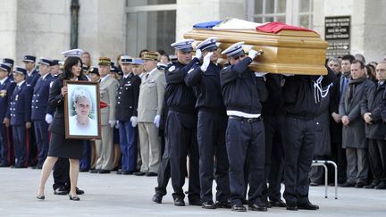 Une c&eacute;r&eacute;monie d'hommage au lieutenant Anne Pavageau, tu&eacute;e dans l'exercice de ses fonctions, a eu lieu le 20 octobre 2011 &agrave; Bourges. (STEPHANIE PARA / BERRY REPUBLICAIN / MAXPPP)