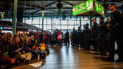 Des militants écologistes participent à une action dans l'aéroport de Schipol, à Amsterdam (Pays-Bas), le 14 décembre 2019.&nbsp; (ROMY ARROYO FERNANDEZ / NURPHOTO / AFP)