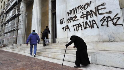 Des messages de protestation contre les mesures d'aust&eacute;rit&eacute; sur la fa&ccedil;ade de la Banque de Gr&egrave;ce &agrave; Ath&egrave;nes, le 14 f&eacute;vrier 2012. (LOUISA GOULIAMAKI / AFP)