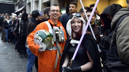 Des fans costumés patientent avant la première séance de "Star Wars : le réveil de la Force", au cinéma parisien le Grand Rex, le 16 décembre 2015. (ALAIN JOCARD / AFP)