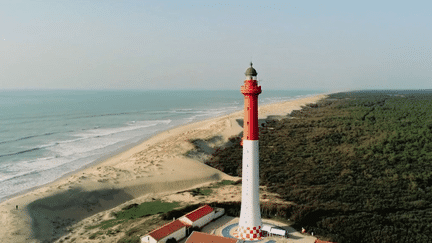 En Charente-Maritime, une visite dans le magnifique phare de La Coubre s’impose. Il se dresse à l’entrée de l’estuaire de la Gironde, à La Tremblade, et est inscrit aux Monuments Historiques depuis 2011. (France 2)