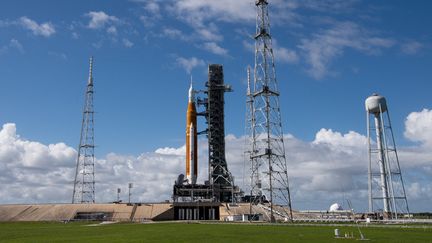 La fusée SLS sur son aire de lancement, au centre spatial Kennedy, en Floride (Etats-Unis), le 4 novembre 2022. (JOEL KOWSKY / NASA / AFP)