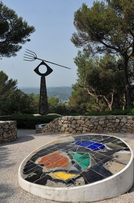 Le Labyrinthe, peuplé de sculptures et de céramiques de Joan Miró. Photo Roland Michaud
 (Archives Fondation Maeght – Successió Miró, Adagp, Paris 2014. )