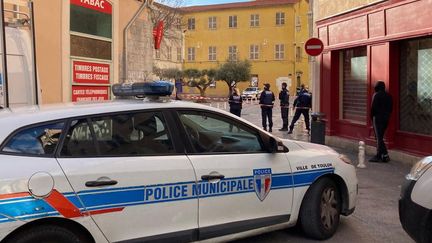 La police intervient après que la tête d'un SDF a été retrouvée dans un carton à Toulon (Var), le 1er février 2021. (Flore Fenouillet / FRANCE TELEVISIONS)