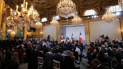 Des centaines de journalistes assistent à&nbsp;une conférence de presse d'Emmanuel Macron, le 25 avril 2019 à Paris. (LUDOVIC MARIN / AFP)