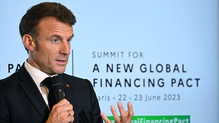 Emmanuel Macron lors du sommet pour un nouveau pacte financier mondial ce jeudi 22 juin à Paris. (EMMANUEL DUNAND / POOL)