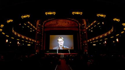 L'ancien consultant de l'agence de sécurité américaine NSA, Edward Snowden, le 10 novembre 2016 à Amsterdam (Pays-Bas). (SANDER KONING / AFP)