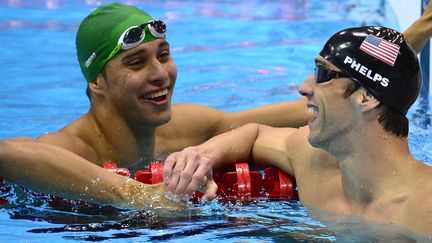 Le nageur am&eacute;ricain Michael Phelps (D) avec le Sud-Africain Chad Le Clos, le 3 ao&ucirc;t 2012 aux JO de Londres. (LEON NEAL / AFP)