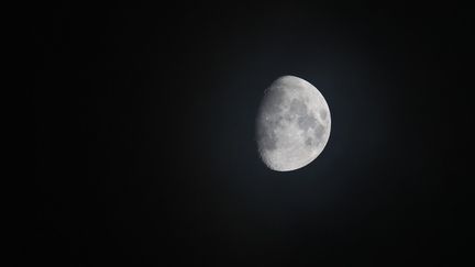 La Lune vue depuise Lisbonne, le 24 octobre 2023. (PATRICIA DE MELO MOREIRA / AFP)