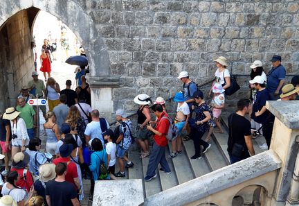 Une des entrées de la vieille ville de Dubrovnik, surchargée de visiteurs en été. (BENJAMIN  ILLY / FRANCEINFO)