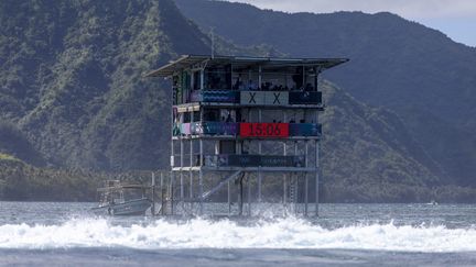 La tour des juges servant lors des épreuves de surf aux Jeux olympiques de Paris 2024, à Teahupo'o (Polynésie), le 5 août. (ED SLOANE / AFP)