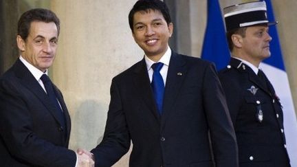 Le président de transition malgache, Andry Rajoelina, est reçu à l'Elysée par le président français, Nicolas Sarkozy, Le 7 décembre 2011. (LIONEL BONAVENTURE / AFP)