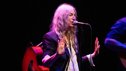 La chanteuse, musicienne et écrivaine Patti Smith, sur scène avec son trio le 9 août 2023 à Santa Barbara (Californie, Etats-Unis). (SCOTT DUDELSON / GETTY IMAGES NORTH AMERICA)