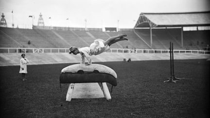 Un athl&egrave;te danois participe &agrave; l'&eacute;preuve du cheval d'ar&ccedil;on. (HULTON ARCHIVE / GETTY IMAGES)