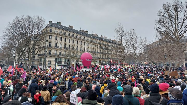 Le cortège rassemblé place de la République à Paris pour manifester contre la loi immigration. (AGATHE MAHUET / RADIO FRANCE)