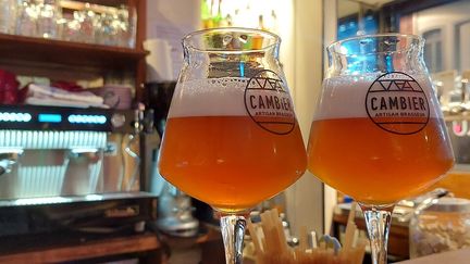 Des bières de la Brasserie Cambier servies dans un bar à Lille, La Boulangerie. (BENJAMIN ILLY / FRANCEINFO)