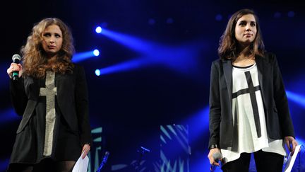 Maria Alekhina et Nadejda Tolokonnikova au concert d'Amnesty International, sur la scène du CBGB Festival, à New York (5 février 2014)
 (Don Emmert / AFP)