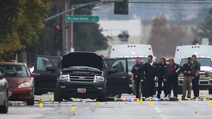 Des policiers dans les rues de San Bernardino (Californie, Etats-Unis), le 4 décembre 2015, après le massacre qui a fait 14 morts. (JOE RAEDLE / GETTY IMAGES NORTH AMERICA / AFP)