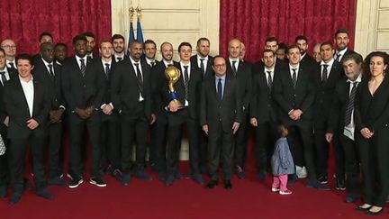 Photo de François Hollande&nbsp;réunissantjoueurs et le staff de l'équipe de France&nbsp;de handball championne&nbsp;du monde, palais de l'Elysée, le 30 janvier 2017 (FRANCE TELEVISIONS)