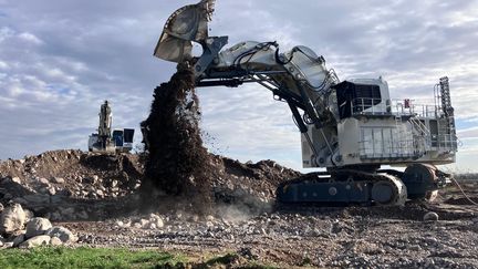 Les pelles électriques de Liebherr peuvent transporter jusqu'à 66 tonnes de gravats en une fois. (Grégory Fraize / France Télévisions)