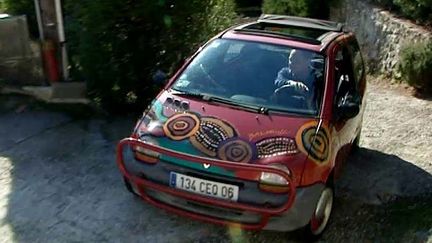 La Twingo aborigène de Jean Dulon va rejoindre la collection Balarinji du Musée National de Canberra (Australie)
 (France 3 / Culturebox)