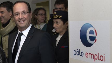 François Hollande visite une agence Pôle emploi le 8 novembre 2012 à Chelles, en banlieue parisienne. (BERTRAND LANGLOS / REUTERS)