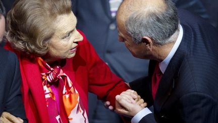 Liliane Bettencourt (avec son conseiller financier Patrice de Maistre) le 18 octobre 2010 (AFP - FRED DUFOUR)