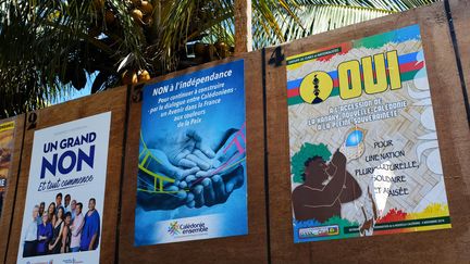 Des panneaux affichant des campagnes de différents groupes politiques favorables ou opposés à l'indépendance de la Nouvelle-Calédonie, à Nouméa, le 4 novembre 2018. (THEO ROUBY / AFP)