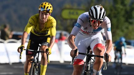 Le Slovène Tadej Pogacar (à droite) devance le maillot jaune, son compatriote Primoz Roglic, sur la ligne d'arrivée de la 15e étape du Tour de France, le 13 septembre 2020 au Grand Colombier (Ain). (DAVID STOCKMAN / BELGA MAG / AFP)