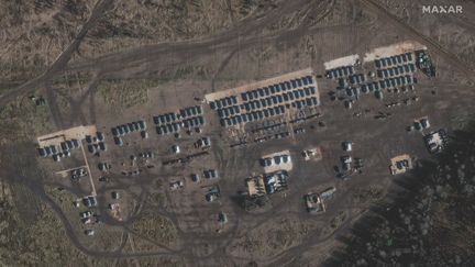 Cette image satellite du 1er novembre 2021, publiée par Maxar Technologies, montre des tentes&nbsp;militaires&nbsp;à la périphérie nord de la ville de Yelnya&nbsp;(Russie).  (IMAGE SATELLITE MAXAR TECH / AFP)