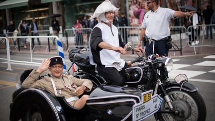 Les personnages du Gendarme de Saint-Tropez ont conduit sur la promenade de la Croisette.&nbsp; (LOIC VENANCE / AFP)