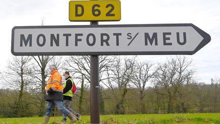 Des volontaires participent à une opération de recherche autour de&nbsp;Montefort-sur-Meu, le 19 février 2021. (DAMIEN MEYER / AFP)