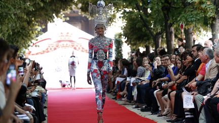 On Aura (effectivement) Tout Vu. Les coiffes hindoues clinquantes et gigantesques se sont succ&eacute;d&eacute;es au show de la maison de Haute couture. (PIERRE VERDY / AFP)