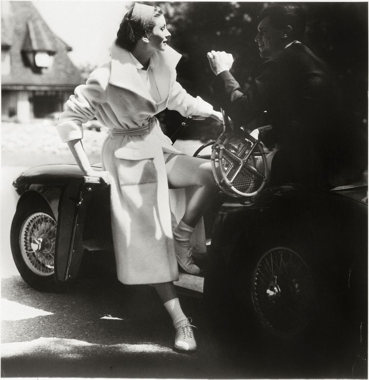 Exposition&nbsp;Vogue Paris 1920-2020&nbsp;au Palais Galliera :&nbsp;Suzy Parker en manteau Chanel, Vogue Paris juillet-août 1954 (HENRY CLARKE / GALLIERA / ROGER-VIOLLET)