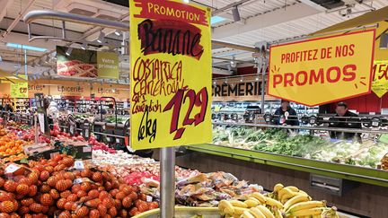 Fruits et légumes en promotion dans un supermarché (photo d'illustration), le 3 mars 2023. (MOURAD ALLILI / MAXPPP)