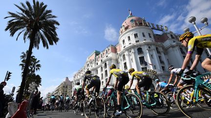 Les cyclistes du Paris-Nice arrivent dans la préfecture des Alpes-Maritimes, en mars 2019. (ANNE-CHRISTINE POUJOULAT / AFP)