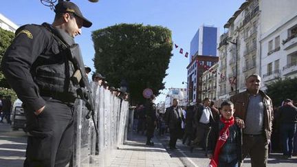 Sur l'avenue Bourguiba, principale artère de Tunis, le 14 janvier 2015, 5e anniversaire du départ du dictateur Zine el-Abidine Ben Ali... Un policier monte la garde pendant les célébrations. (REUTERS - Zoubeir Souissi)