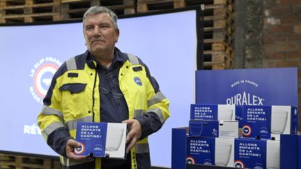 François Marciano, directeur général de la verrerie Duralex, lors du lancement de la collection "Allons enfants de la cantine". (PASCAL PROUST / MAXPPP)