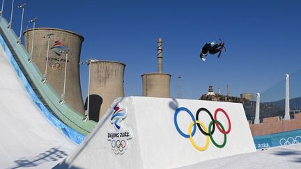 La skieuse chinoise&nbsp;Gu Ailing, lors de l'épreuve finale de ski Big air des Jeux olympiques d'hiver de Pékin, dans l'ancienne zone industrielle de Shougang, le 8 février 2022. (HUANG ZONGZHI / XINHUA / AFP)