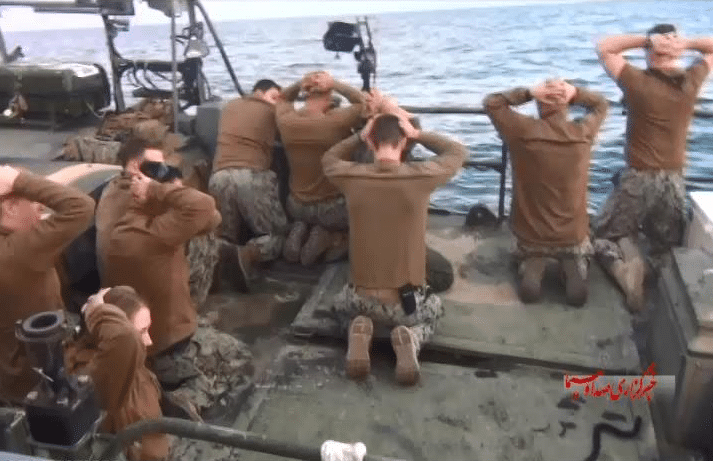 Les marins américains capturés par les gardiens de la Révolution iraniens dans le Golfe: des photos contraires aux conventions de Genève. (Capture d&#039;écran sur Twitter)