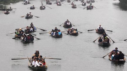 Des p&eacute;lerins descendent &agrave; la barque la rivi&egrave;re Yen Vy pour participer au festival religieux Chua Huong &agrave; Hano&iuml; (Vietnam), le 27 f&eacute;vrier 2013. (NGUYEN HUY KHAM / REUTERS)