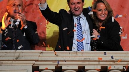 Artur Mas, président du parti de centre (CiU) droit fête avec son épouse sa victoire aux régionales, le 28/11/10. (AFP - Lluis Gene)